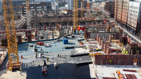 n der HafenCity in Hamburg erfordert die Entstehung des Mixed-Use-Quartiers Westfield eine komplexe Baustellenlogistik mit über 1.000 Bauarbeitern und mehr als 20 Kränen. 