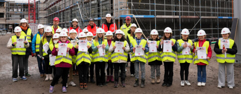 Grundschüler besuchen die Baustelle der Peter-Härtling-Schule in Werl