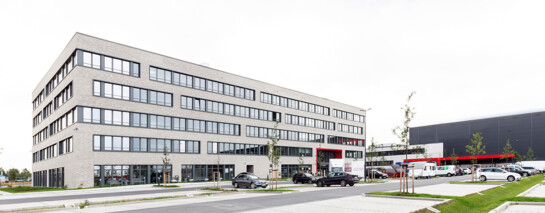 Die neue Hauptverwaltung und Zentrallogistik von Woolworth in Unna, direkt an der Bundesautobahn 1 und 2 nahe Dortmund gelegen.