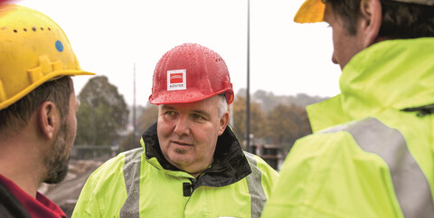 13.00 Uhr: Zwischenbesprechung mit den Mitarbeitern seines Teams. Läuft alles wie geplant? Oder gibt es unvorhergesehene Störungen?