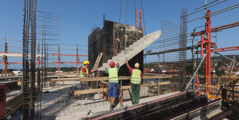 Mit dem Einsatz von Betonfertigteilen verkürzt das Köster-Team die Bauzeit für die anspruchsvolle Stahlbetonskelettbauweise. Auch hier wird ein besonders hochwertiger Beton verwendet, dessen Qualität bereits im Werk kontrolliert wird.