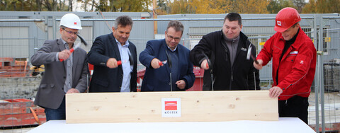 Foto (v. l. n. r.) Matthias Bock, Bereichsleiter Hochbau Chemnitz; Harald Leibinger, Geschäftsführer; Uwe Rausch, kaufmännischer Leiter; Robert Stickl, Betriebsleiter (alle Iveco Nord-Ost Nutzfahrzeuge GmbH); Dirk Welter, Polier Hochbau Chemnitz (Bildquelle: Köster-Gruppe)