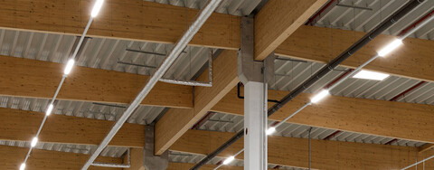 Wirtschaftlich, ökologisch, ansprechend: Köster verbaute eine Dachkonstruktion mit sichtbaren Holzbindern. Investoren, die eine Zertifizierung ihres Gebäudes durch die Deutsche Gesellschaft für Nachhaltiges Bauen (DGNB) anstreben, erzielen diese bei Einsatz dieser Konstruktion leichter als beispielsweise mit einem Betontragwerk.