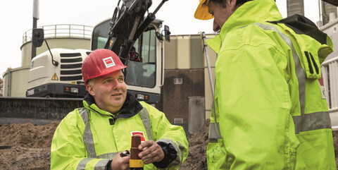 8.00 Uhr: Auf der Baustelle koordiniert Axel Weber die Arbeiten und plant die weitere Vorgehensweise. 