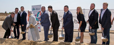 Foto (v. l.): Savas Karagöz und Onurkan Astan von Ülker, Sevil Soylak, Mesut Soylak, Mehmed Celik und Mustafa Soylak von Akar, Bürgermeisterin Susanne Hoyer, Christoph Dürrich, Leiter Produktionsabwicklung beim Köster-Kompetenz-Center Logistikimmobilien Mitte, und Jürgen Dietrich, Bereichsleiter beim Köster-Kompetenz-Center Logistikimmobilien Süd.