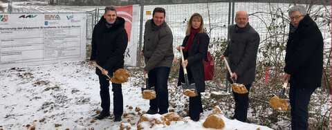 Foto: (© Stadt Castrop-Rauxel) V. l.: Thorsten Werth-von Kampen (EUV Stadtbetrieb Castrop-Rauxel), Castrop-Rauxels Bürgermeister Rajko Kravanja, Anita Lerho (NRW-Umweltministerium/AAV-Vorstand), Dr. Roland Arnz (AAV-Geschäftsführer) und Michael Werner (Geschäftsführer EUV Stadtbetrieb Castrop-Rauxel).