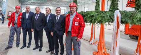 Foto (v.l.n.r.): Holger Meyer, Polier Hochbau Bielefeld, Thomas Kleine-Kalmer, Prokurist und Bereichsleitung Großprojekte (beide Köster), Werner M. Dornscheidt, Vorsitzender der Geschäftsführung Messe Düsseldorf GmbH, Jurek Slapa, Geschäftsführender Gesellschafter slapa oberholz pszczulny architekten, Thomas Geisel, Oberbürgermeister der Landeshauptstadt Düsseldorf und Vorsitzender des Aufsichtsrats der Messe Düsseldorf GmbH, Thomas Schulte, Polier im Köster-Bereich Großprojekte (Bildrechte: Messe Düsseldorf, Ansgar M. van Treeck)