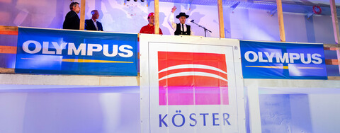 Foto (v.l.n.r.): Günther Langer, Köster-Geschäftsführer Hochbau Nord, Dr. André Roggan, Geschäftsführer Olympus, Köster-Auszubildender Jannik Wolter und Oberpolier Thomas Sonnenberg aus dem Köster-Geschäftsbereich Hochbau Hamburg.