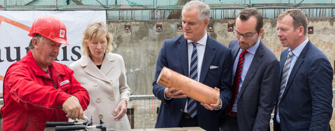 Foto v. l.: Ralf Krumpholz, Polier Köster GmbH, Dr. Dorothee Stapelfeldt, Senatorin für Stadtentwicklung und Wohnen, Dr. Joachim Wieland, CEO Aurelis Real Estate GmbH & Co. KG, Christoph Thumm, Aachener Grundvermögen Kapitalverwaltungsgesellschaft mbH und Ivo Iven, Geschäftsführer Region Nord & West Aurelis Real Estate GmbH & Co. KG.