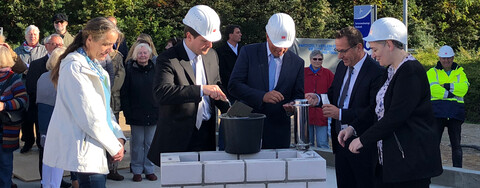 Foto (v.l.n.r.): Pastorin Wiltraud Schuchardt, Christian Schmidt, erster stellvertretender Bürgermeister, Detlef Falk, Mitglied der Geschäftsleitung bei der Alloheim SE, Franko Behrendt, Regionalleiter der Alloheim Seniorenresidenzen Neunte SE Co.KG, und Anka Clausen, Leitung Seniorenwohnanlage Bredstedt. (Bildquelle: Köster-Gruppe)