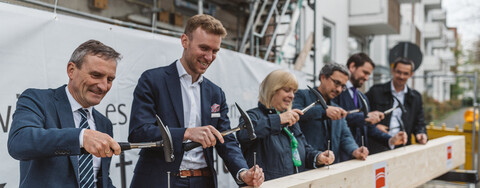 Foto v. l.: Thomas Geisel, Oberbürgermeister Stadt Düsseldorf, Tilmann Gartmeier, Geschäftsführer CUBE Real Estate GmbH, Marina Spillner, Bezirksbürgermeisterin Stadtbezirk 1 Düsseldorf, Mario Reale, Geschäftsführer greeen! architects GmbH, Heiko Szczodrowksi, Portfoliomanager Commerz Real AG und Heinfried Januschewski, Bereichsleiter Köster Kompetenz-Center Sozialimmobilien West. (Foto: STefan Gatzke)