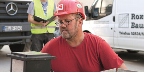 Gemeinsam mit dem externen Baustoffprüfer überwacht Köster-Polier Hermann-Josef Schwenen direkt auf der Baustelle die Qualität des Ortbetons.