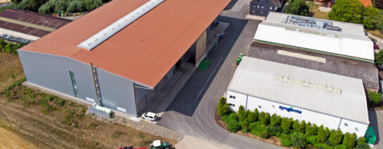 Die 3.000 qm große Produktionshalle wurde auf dem Gelände eines ehemaligen Bauernhofes errichtet und verfügt über Büroeinbauten.