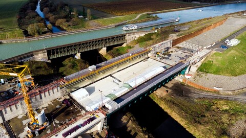 Bauarbeiten an der temporären Ems-Brücke 