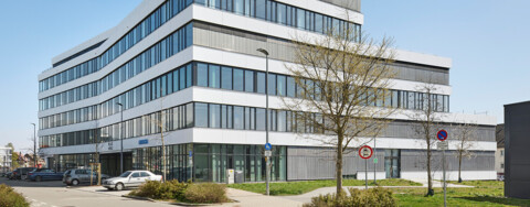 Modernes Bürogebäude „Blue Wing“ am Flughafen Stuttgart