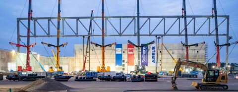 Spektakulärer Simultanhub: Flugzeughangar in Wunstorf nimmt Form an