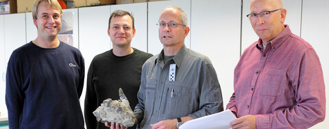 Die Entdecker Dr. Stephan Becker und Daniel Schrijver (GD NRW), Seekuh-Spezialist Priv.-Doz. Dr. Oliver Hampe (Museum für Naturkunde, Berlin) und Paläontologe Christoph Hartkopf-Fröder (GD NRW; v. l. n. r.) begutachten die Seekuh-Knochen.