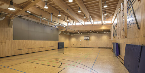 Dank einer Trennwand lässt sich die Multifuktions-Sporthalle flexibel für verschiedene Anlässe vergrößern.