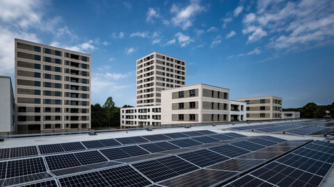 Fotovoltaik auf der Parkpalette für Mieterstrom und die Aufladung u. a. von Fahrrädern und Pkws eines Sharing-Anbieters. (Foto: Neuland Wohnungsgesellschaft mbH, Wolfsburg)