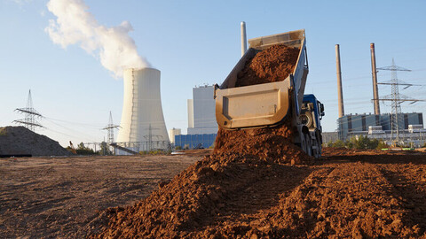 Mögliche Einsatzgebiete für die Sanierung mithilfe von Mikroorganismen sind ehemalige Gaswerksstandorte, Bergwerke, Militärstützpunkte, Gleisbetten und überall dort, wo nach Unfällen oder z. B. Flutereignissen Kontaminationen entstanden sind. (Foto: Köster GmbH)